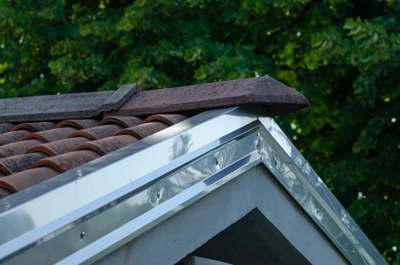Roof edge flashing