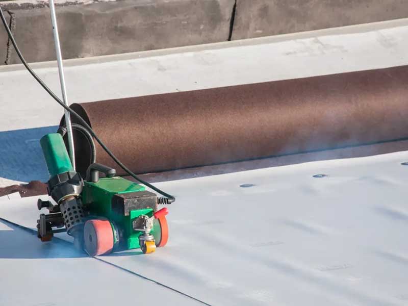 Installing membrane roofing