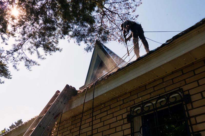 Man roof washing