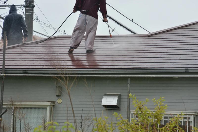 Man roof washing
